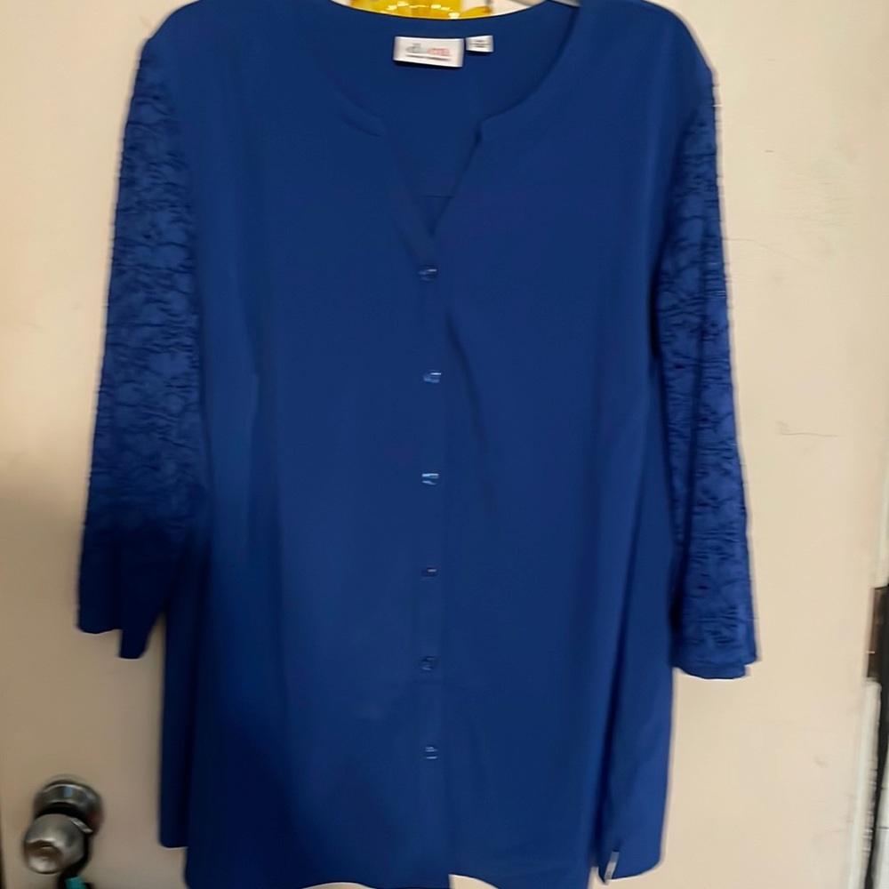 Woman’s d&co blue button down blouse with lace sleeves 2x brand new never worn
